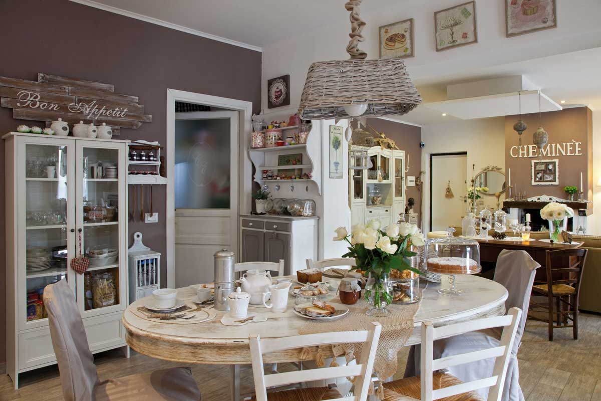 Salle à manger de style provençal avec beau lampadaire.