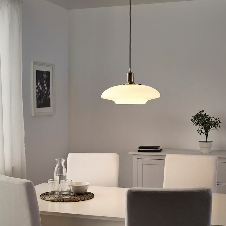 Éclairez la table à manger avec la lampe suspendue TÄLLBYN d'Ikea