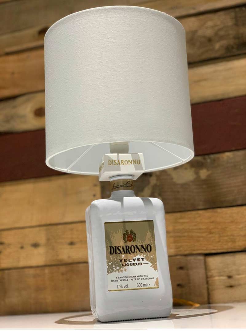 Belle lampe de bricolage avec une bouteille blanche.