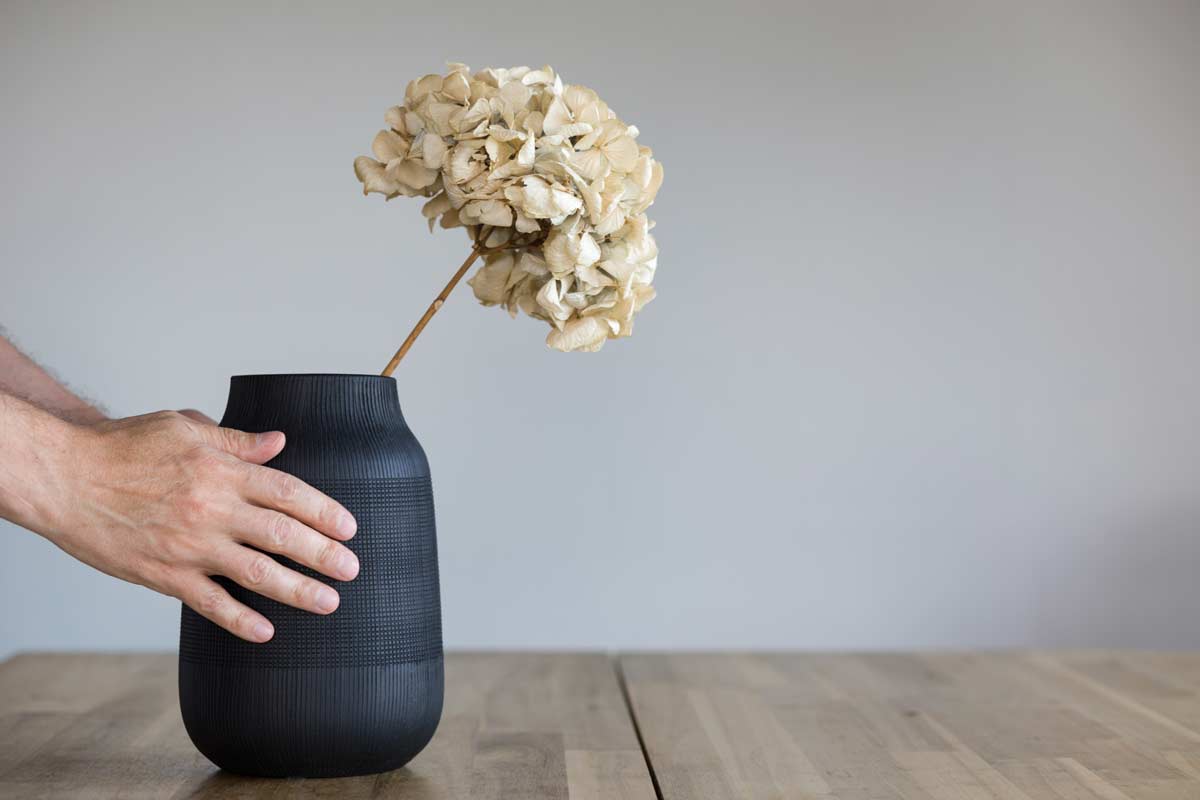 Séchage des hortensias pour les décorations en vase.