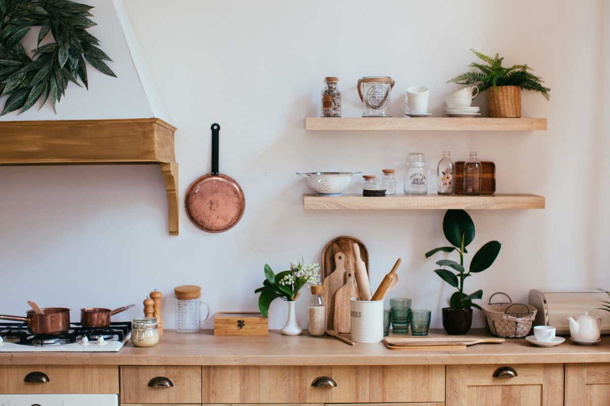 Étagères en bois dans une cuisine moderne.