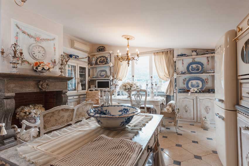 Cuisine de style provençal avec des assiettes à fleurs, et des meubles anciens.