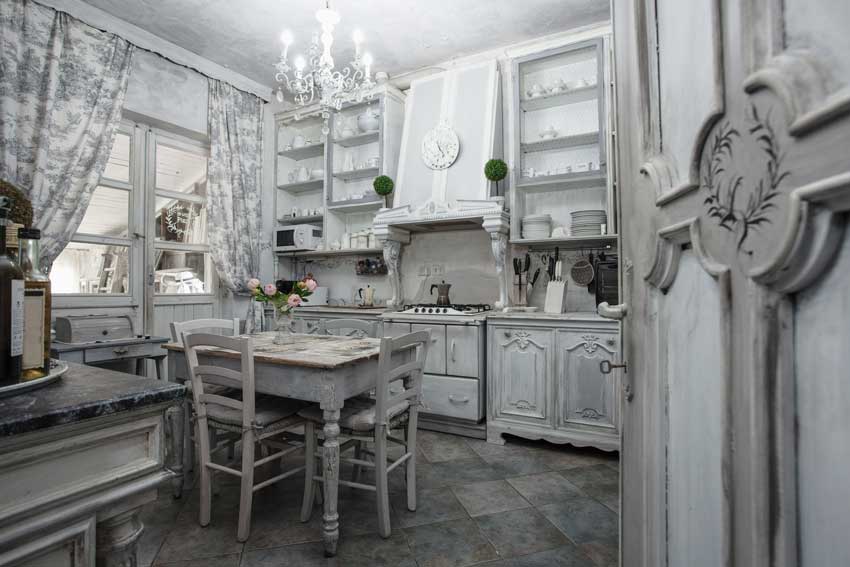 cuisine shabby avec meubles à effet vieilli.