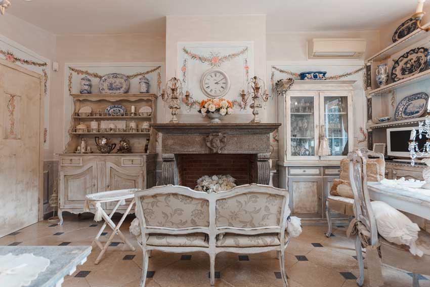 Beau salon de style provençal, meubles anciens.
