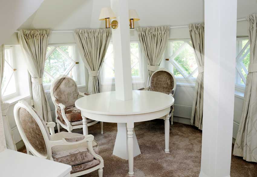 salle à manger avec table ronde et chaises de style provençal.