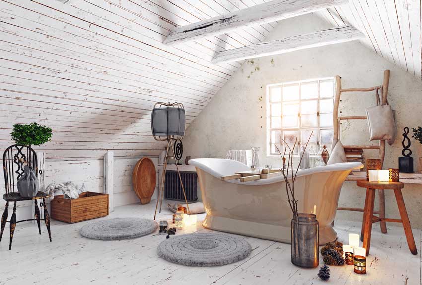 décoration country chic, salle de bain mansardée, belle baignoire shabby.