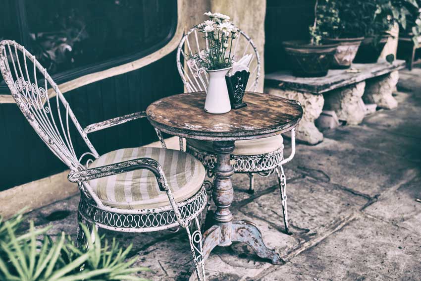 Belle table basse vintage shabby chic dans le jardin.