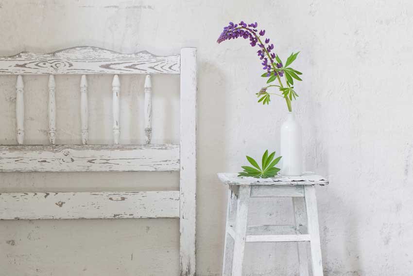 meubles de récupération peints en blanc avec un effet shabby.