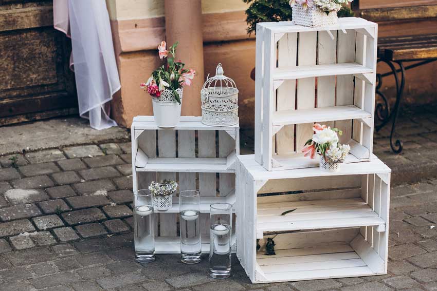 Composition shabby chic DIY avec des boîtes en bois peintes en blanc, magnifique pour un mariage au style shabby