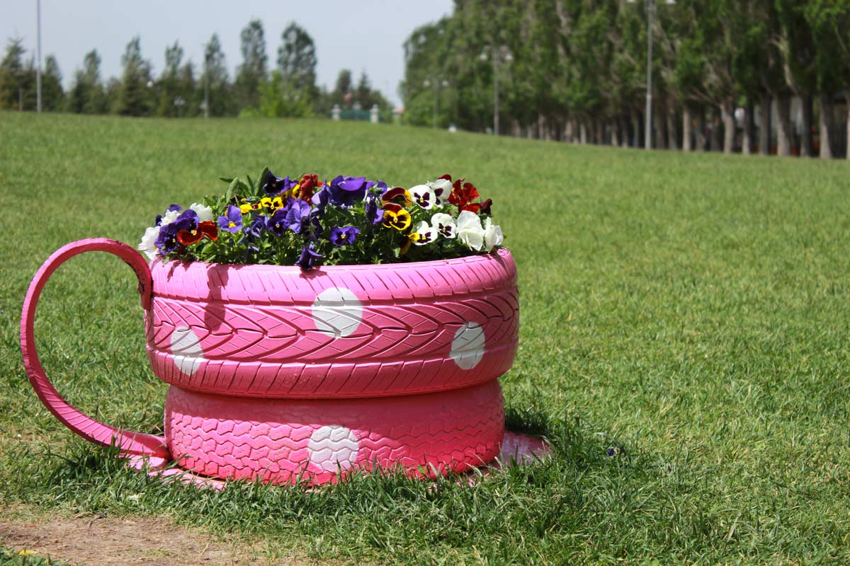 Un bac à plantes original et créatif, réalisé grâce au recyclage de vieux pneus.