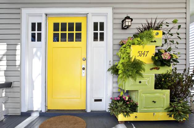 Impilare i cassetti del comò per creare un giardino verticale di grande effetto sotto al portico.