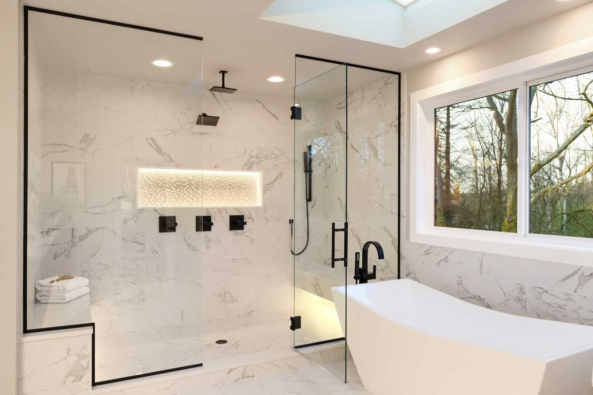 Belle douche ouverte avec revêtement effet marbre.