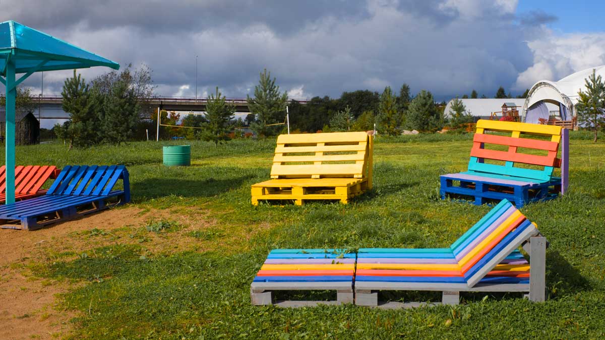 Lits et fauteuils colorés DIY avec des palettes en bois