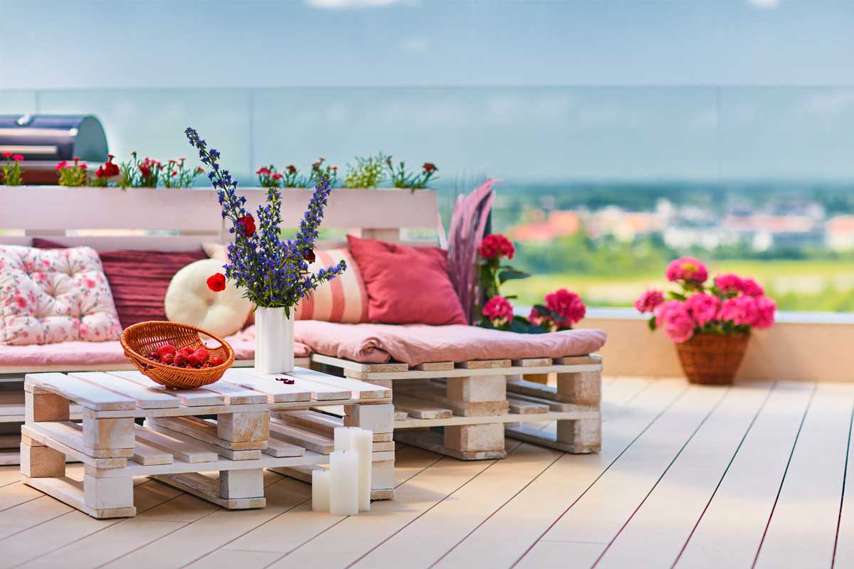table de jardin et canapés en palettes