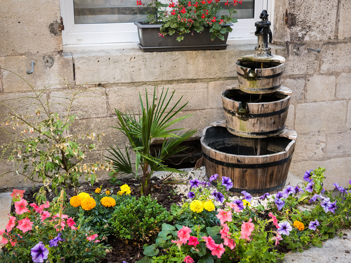 Fontaine de jardin DIY avec tonneau de vin.