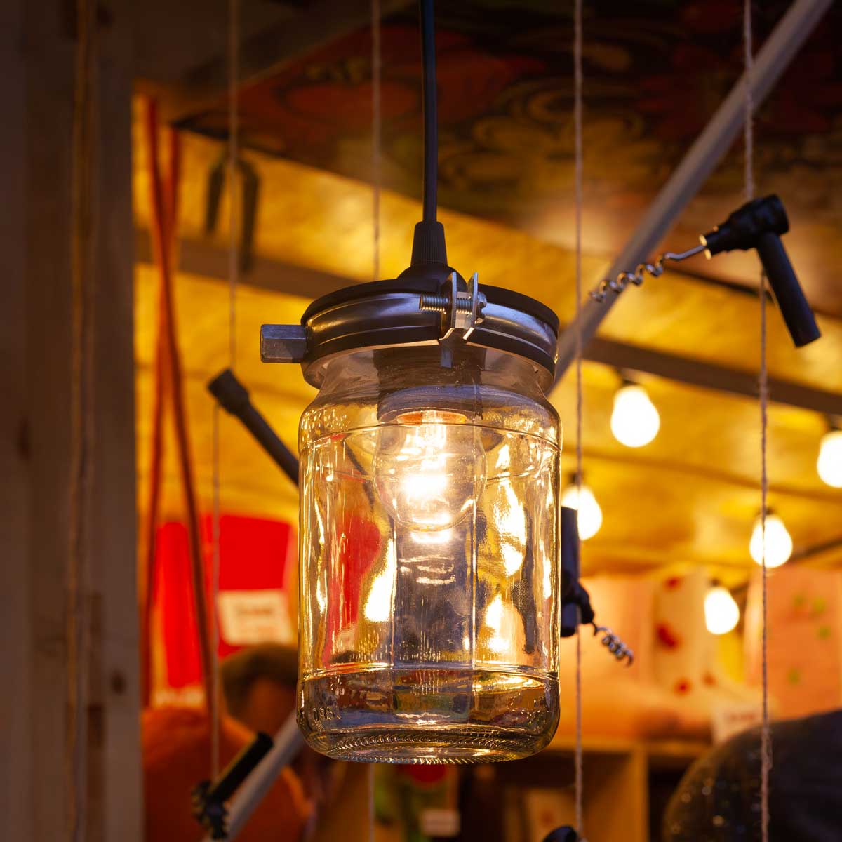 Lampe DIY avec récup' bocaux en verre.