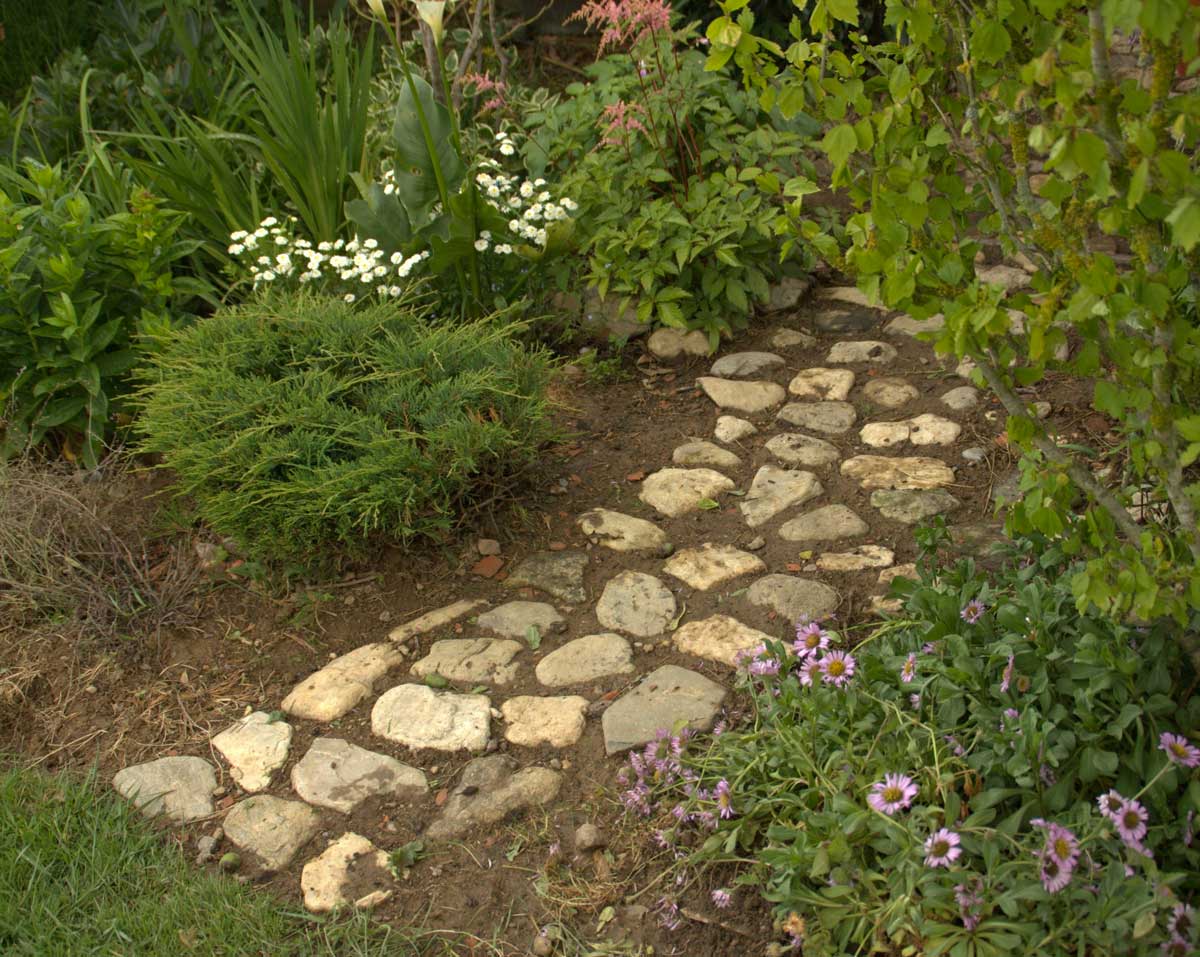 chemins de pierre dans le jardin