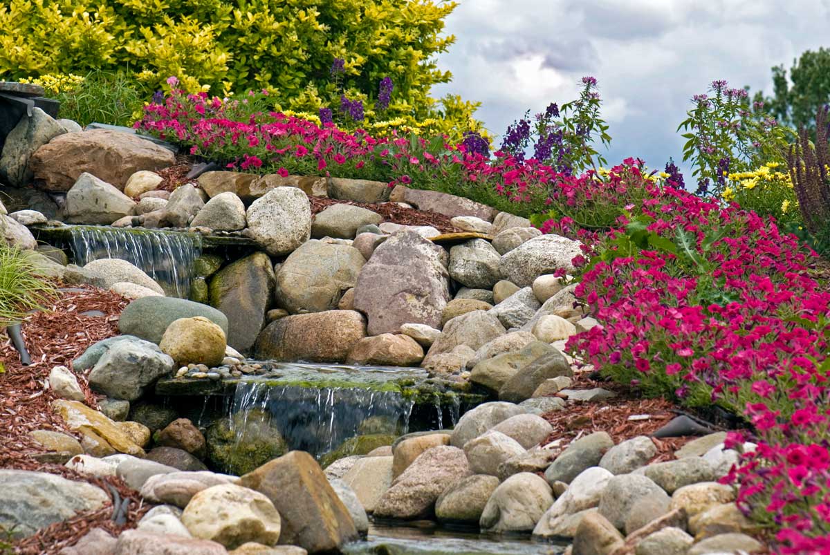 éléments d'eau avec des pierres