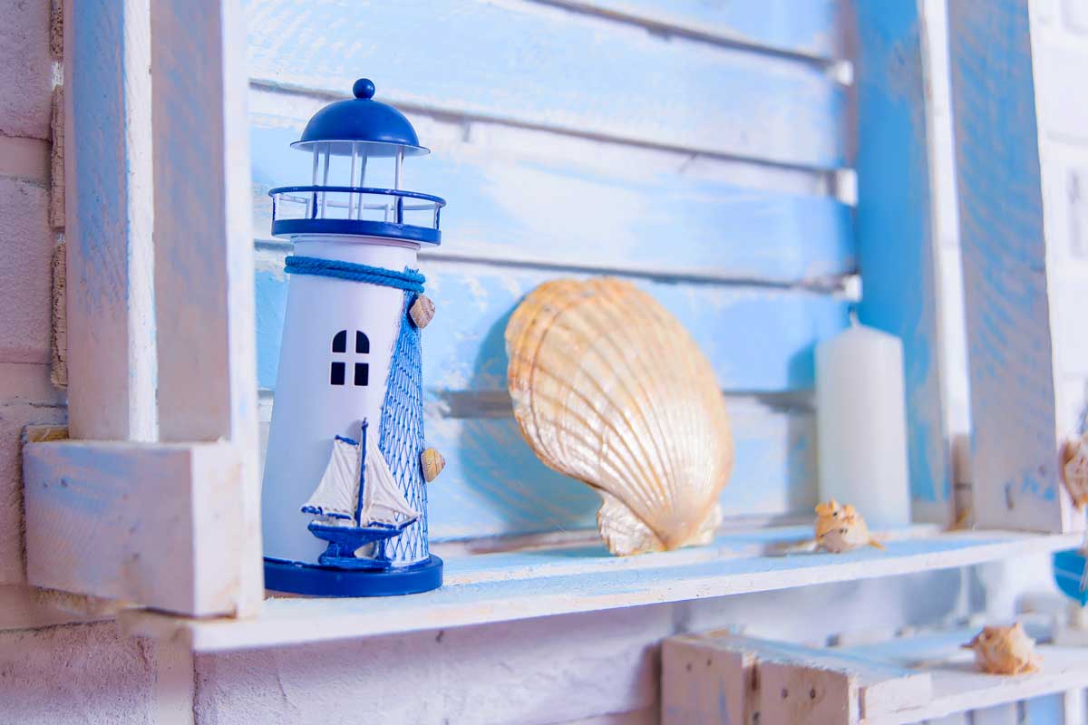 Décoration marine shabby avec boîte en bois et coquillages.