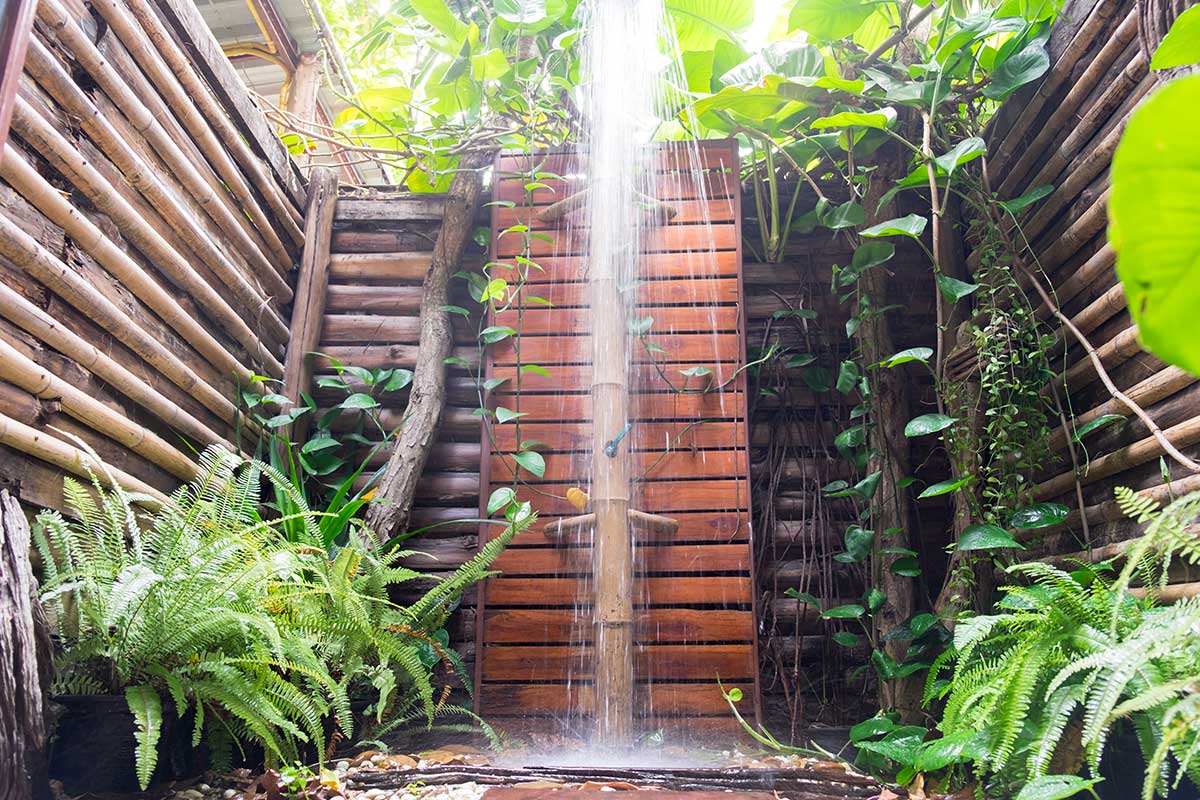 réaliser une douche de jardin