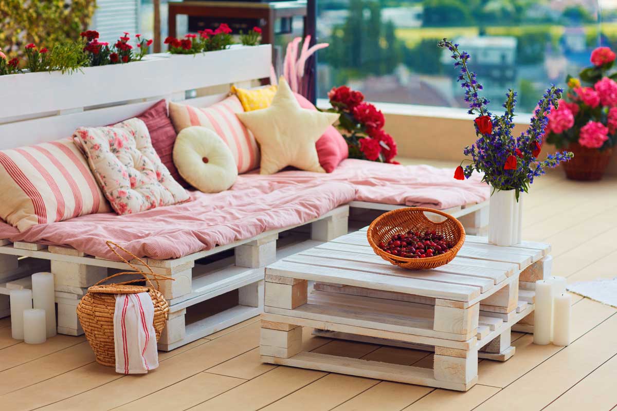 table basse de jardin blanche réalisée simplement avec 2 palettes de bois.