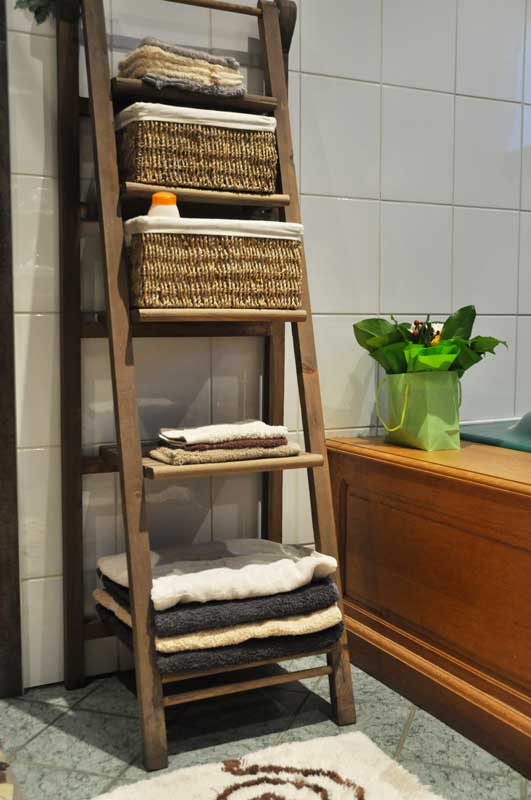 Escalier en bois avec rangement dans la salle de bain.