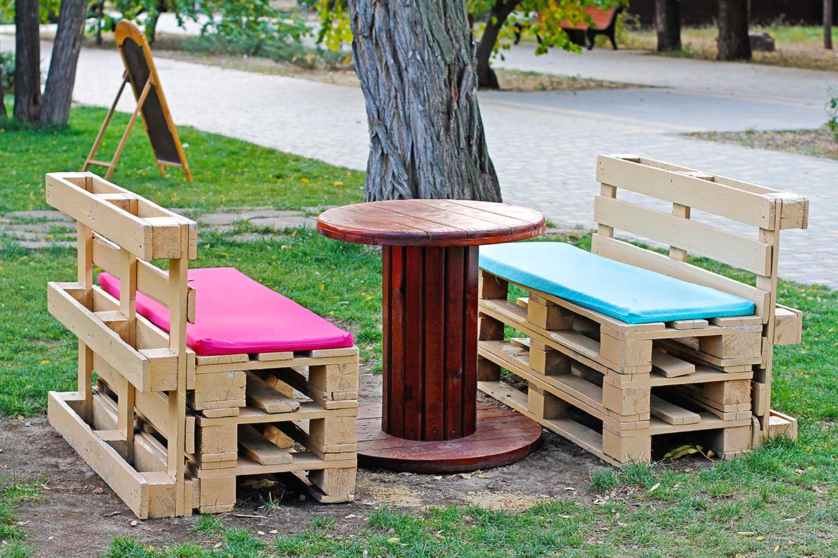 banc de jardin en bois de palette avec coussins colorés