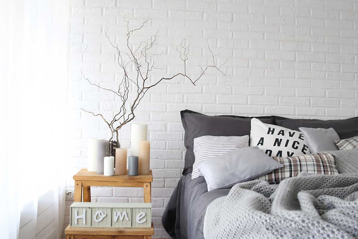 chambre grise avec mur en brique blanche
