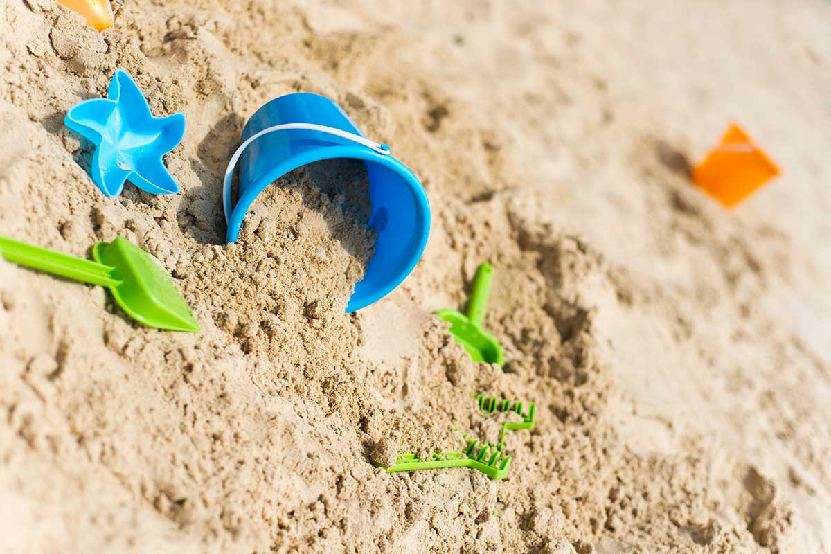 jouets de plage sur le sable