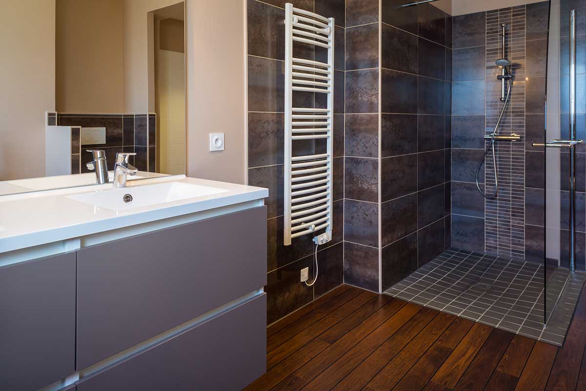 salle de bains avec douche à l'italienne