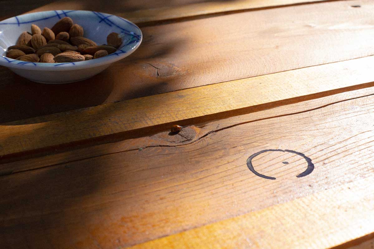 tache causée par une plaque trop chaude sur du bois