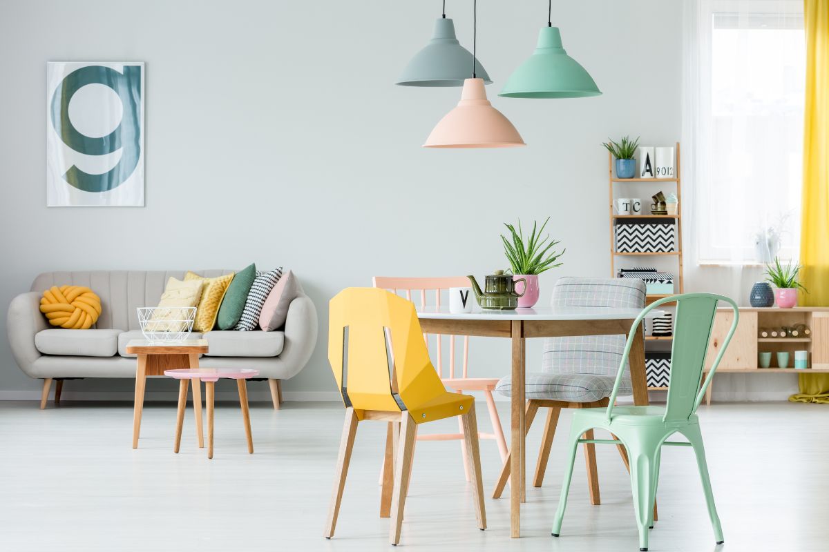 meubles en bois avec des couleurs pastel