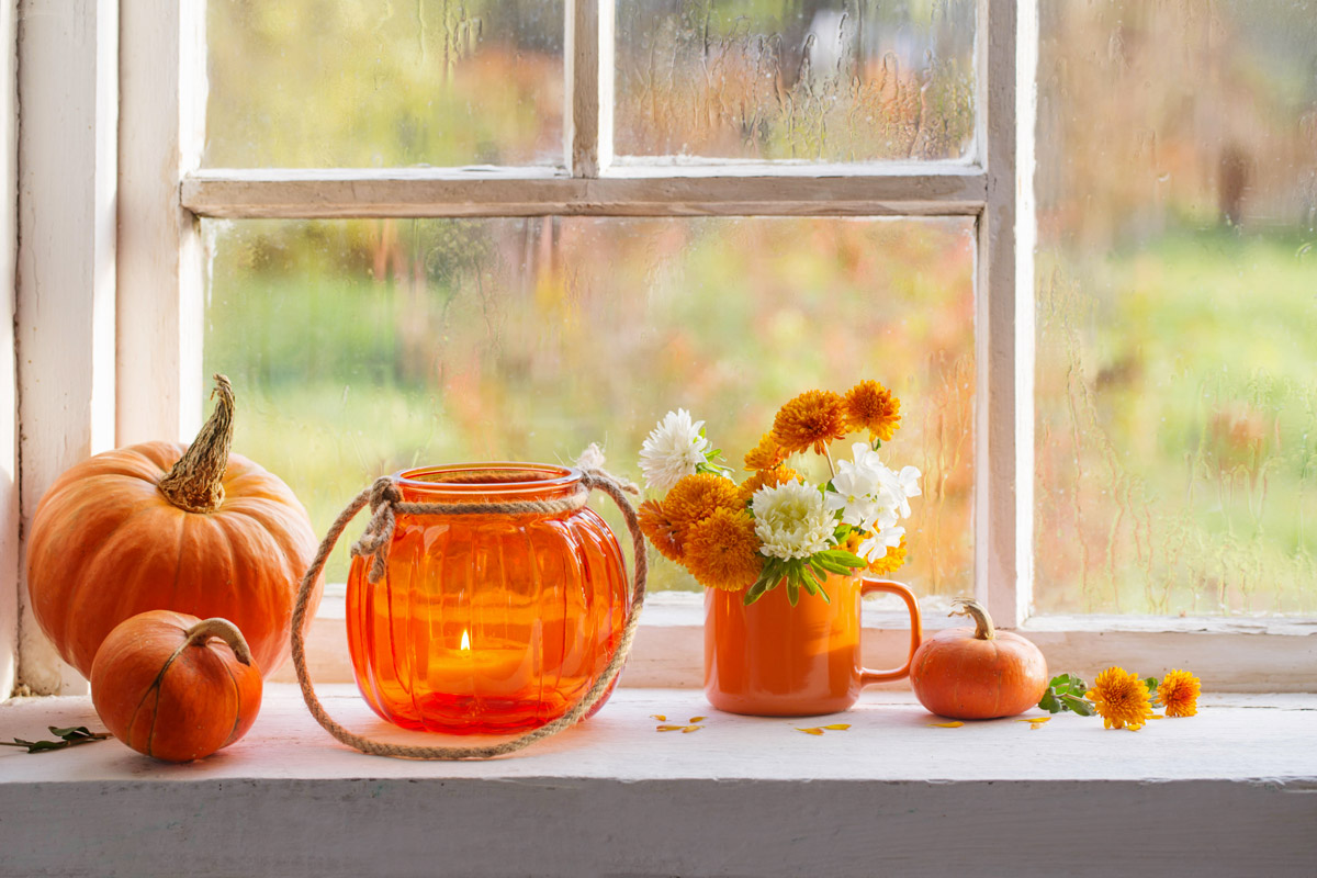 Décoration des fenêtres et des rebords de fenêtres en automne.