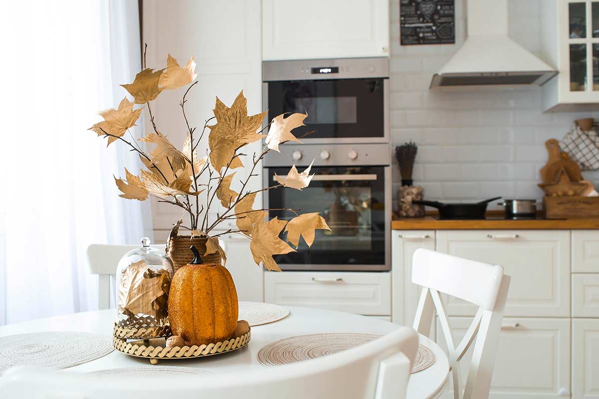 vase d'automne avec branches et feuilles