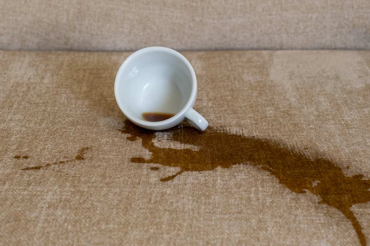 Tache de café sur le canapé