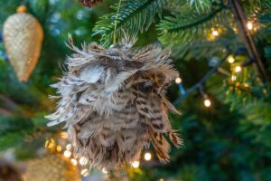 fabriquer une boule de Noël en plumes