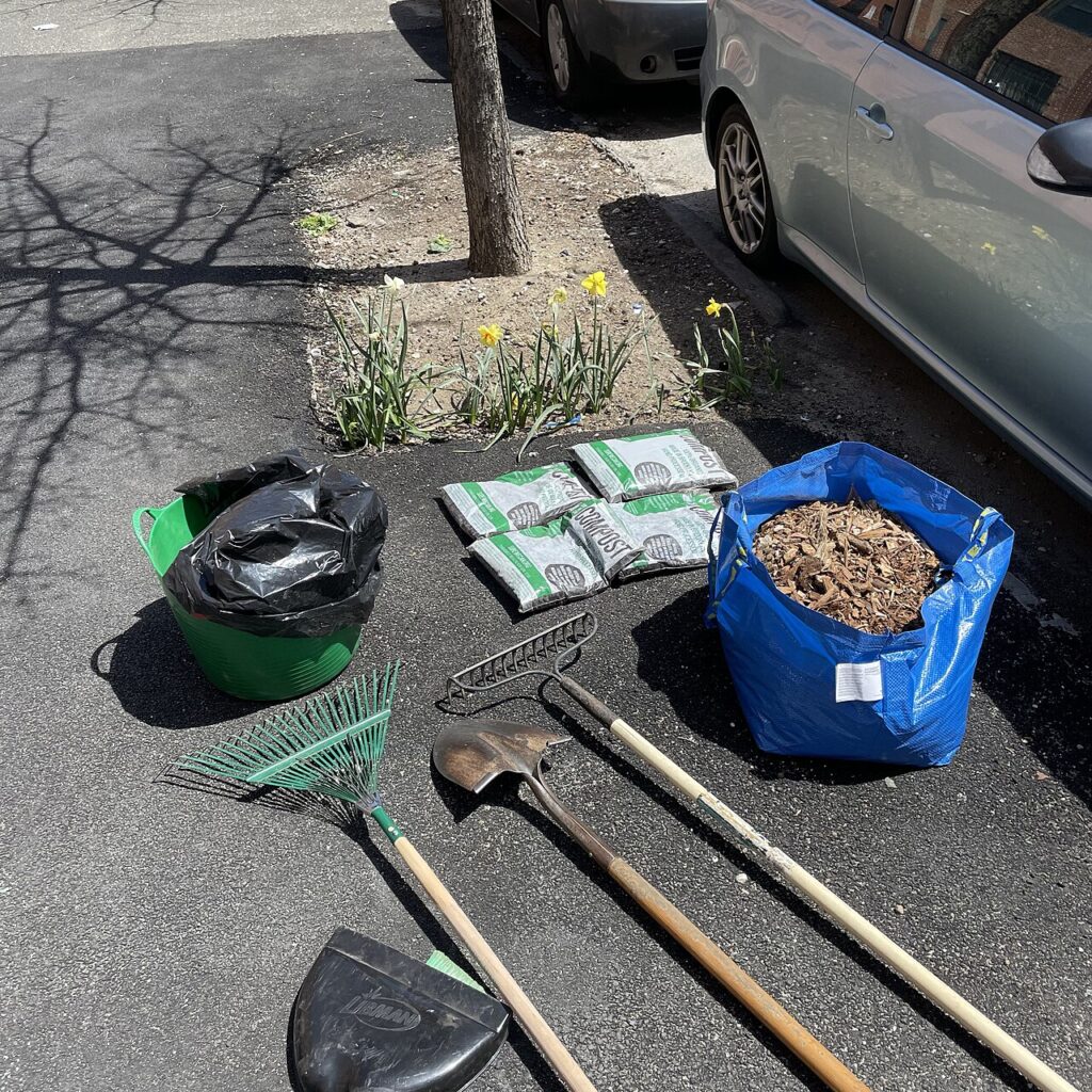 Le secret insolite pour un jardin prospère - McKibbin St tree pit tools April 2022 Earth Day Brooklyn NYC. Sure We Can compost can be seen in bags. Se