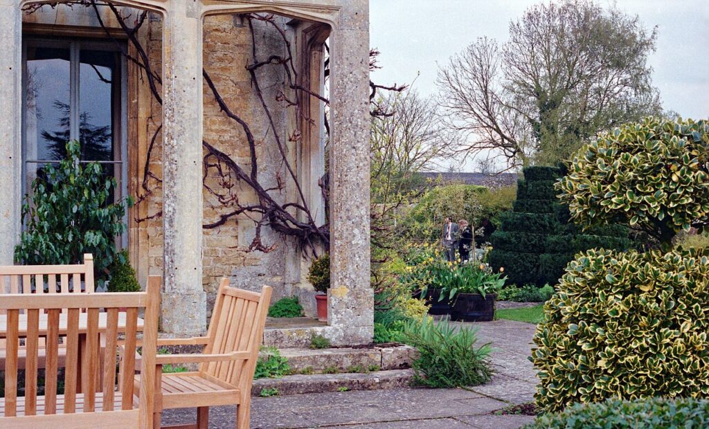 20 salons de jardin en palettes! Laissez - 1992 Spring photograph of the logia attached to the south of Barnsley House, at the time Rosemary Verey was