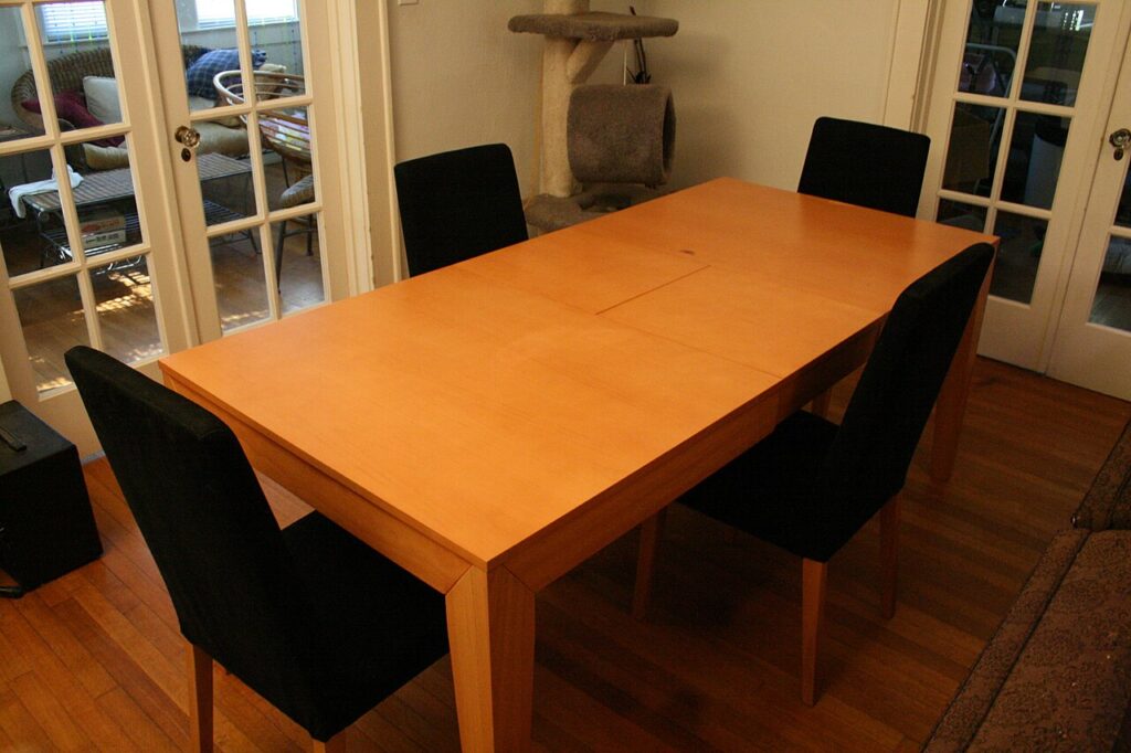 Tables extensibles IKEA - An expandable wooden table fully extended.