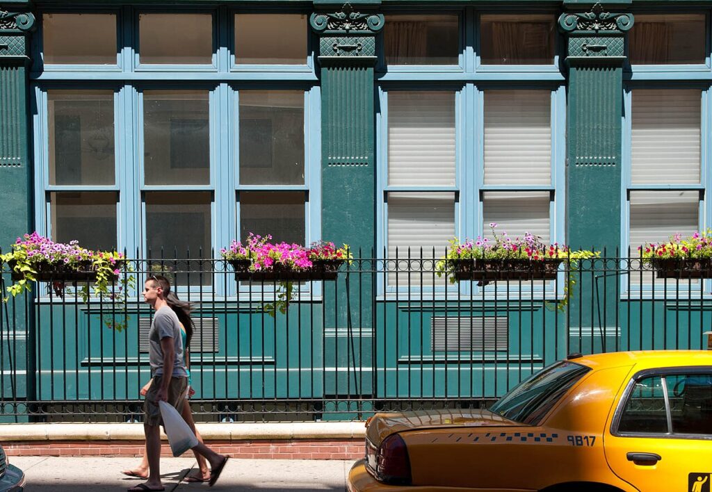 Végétaliser un petit balcon - east-12th-st-flower-boxes