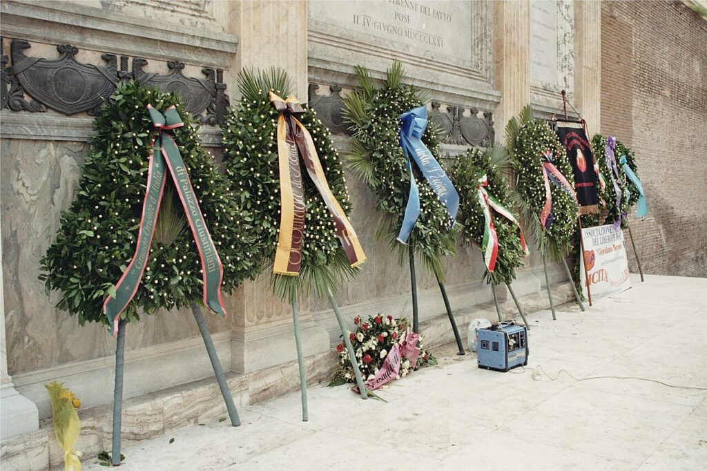Une cascade de fleurs dans le jardin - Flower garlands commemorating the Italian soldiers dead during the Capture of Rome, 20 September 1870