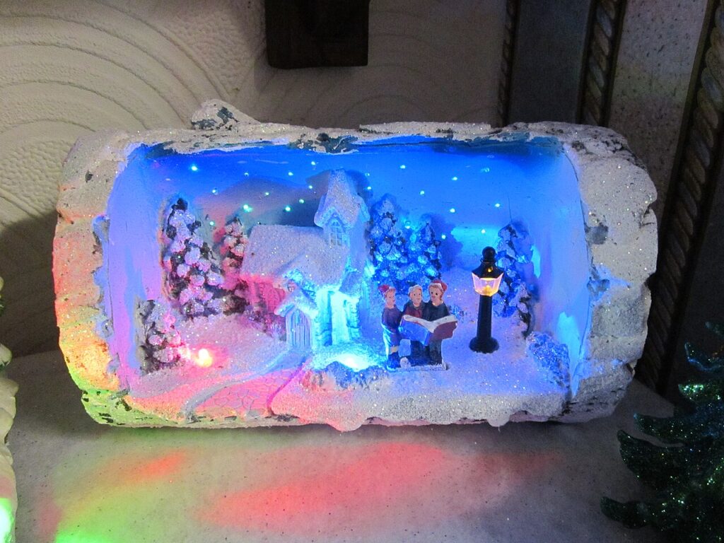 Décorer la chambre de bébé avec du Tricotin ! 3 tutoriels pour vous inspirer - Carol singers snow scene inside a Christmas log. Birkenhead, Merseyside