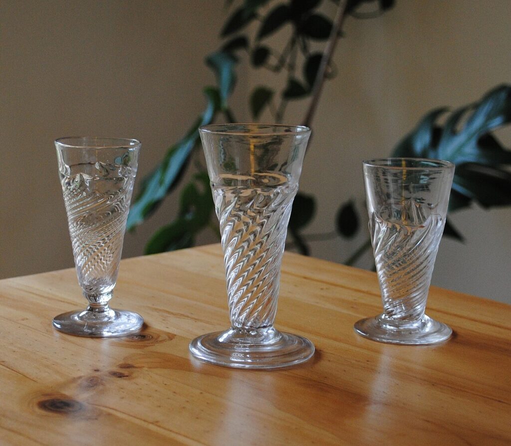 27 créations originales avec des verres! Laissez - 3 early to mid 18th century ale glasses.