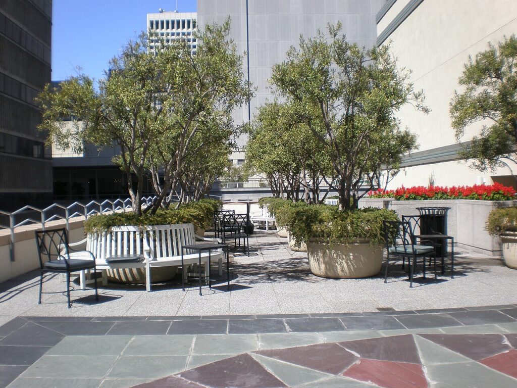 20 créations en bois de palettes pour ranger à la maison! Laissez - Outdoor furniture and a borne-shaped seat, roof garden of 343 Sansome Street in Sa