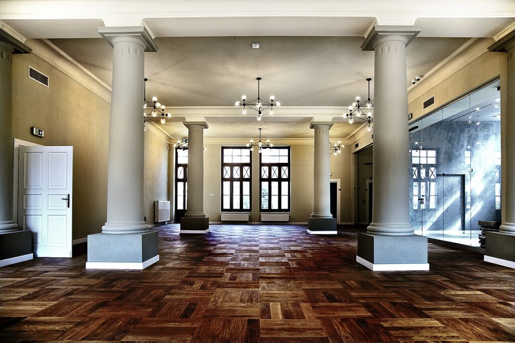 20 idées pour bien marier la couleur 2018 Ultra Violet dans votre intérieur! Inspirez - Zdjęcie wnętrza Hrubieszowskiego Centrum Dziedzictwa