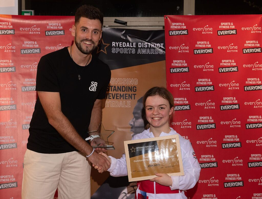 20 idées créatives pour décorer avec un skateboard! Très original… - Ryan Swain collecting his Ryedale Sports Achievement Award from Maisie Summers-Ne