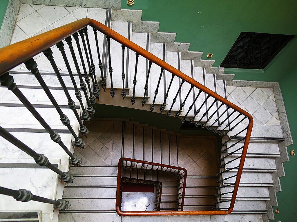 Aménagement sous escalier! 20 idées pour optimiser au mieux l’espace… - Casa Museu Benlliure (València), escala