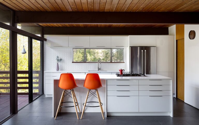 Aménager une cuisine en longueur! 20 exemples pour vous inspirer…