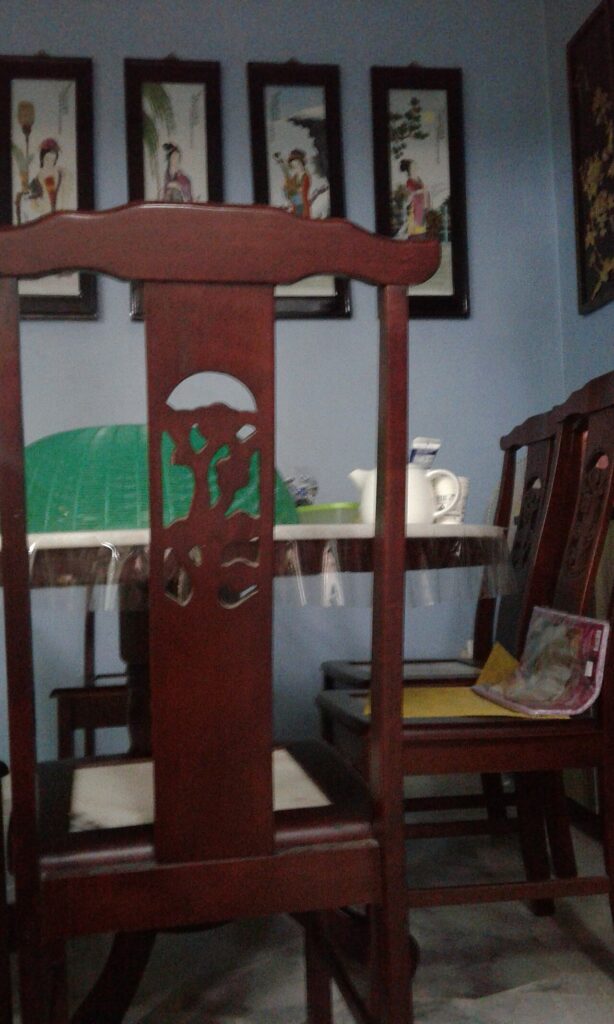 Les chaises vintage qui décorent votre intérieur avec style - This picture depicts that a wooden tree was cut and encarved into a beautiful Chinese Em
