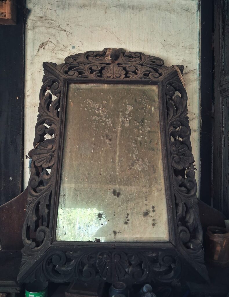 Embellir un miroir avec de la récup - A vintage, hand-carved wooden wall mirror frame